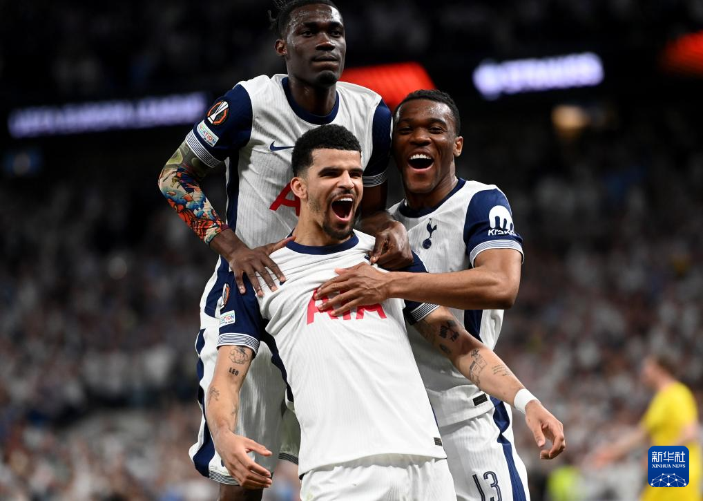 辽宁铁人祝贺重庆铜梁龙冲超：敢打敢拼，晋级中超实至名归（辽宁铁人向重庆铜梁龙致贺：敢打硬仗，晋级中超当之无愧）