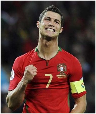 媒体人热议中足联颁奖：中超最佳教练怎能参考足协杯成绩？（中足联颁奖引媒体热议：评中超最佳教练缘何参考足协杯战绩？）