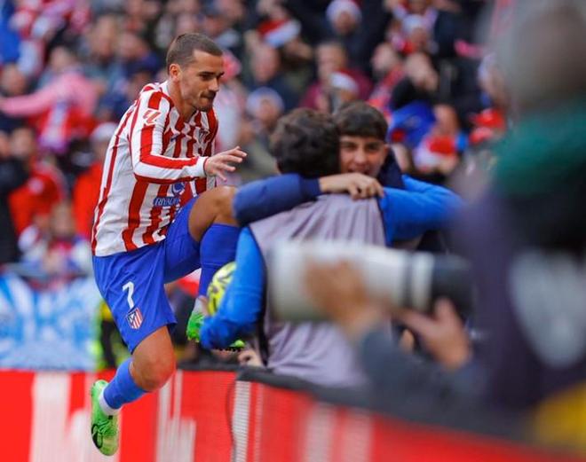 抽象，特朗普晒和C罗踢球的AI生成视频：C罗很聪明也很酷（特朗普晒AI合成与C罗踢球视频：称C罗聪明又酷）