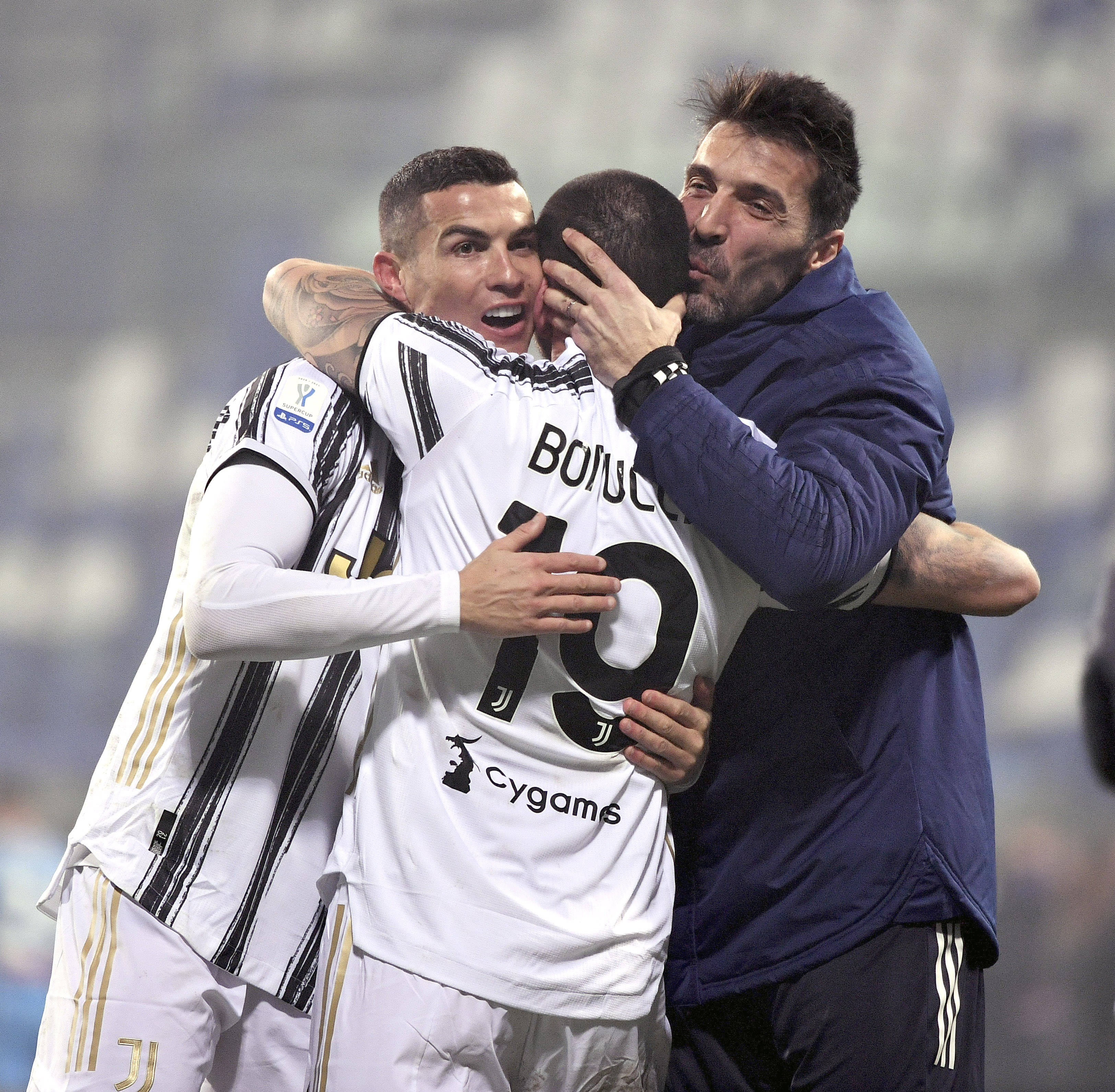 曼城传奇费尔南迪尼奥正式自宣退役，结束23年辉煌职业生涯（曼城名宿费尔南迪尼奥官宣挂靴，23年绿茵生涯谢幕）