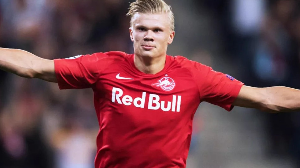 给爷整笑了，曼奇尼假意亲吻布鲁马多，将布鲁马多逗笑（这一幕笑翻了：曼奇尼作势亲吻布鲁马多，逗得对方当场大笑）