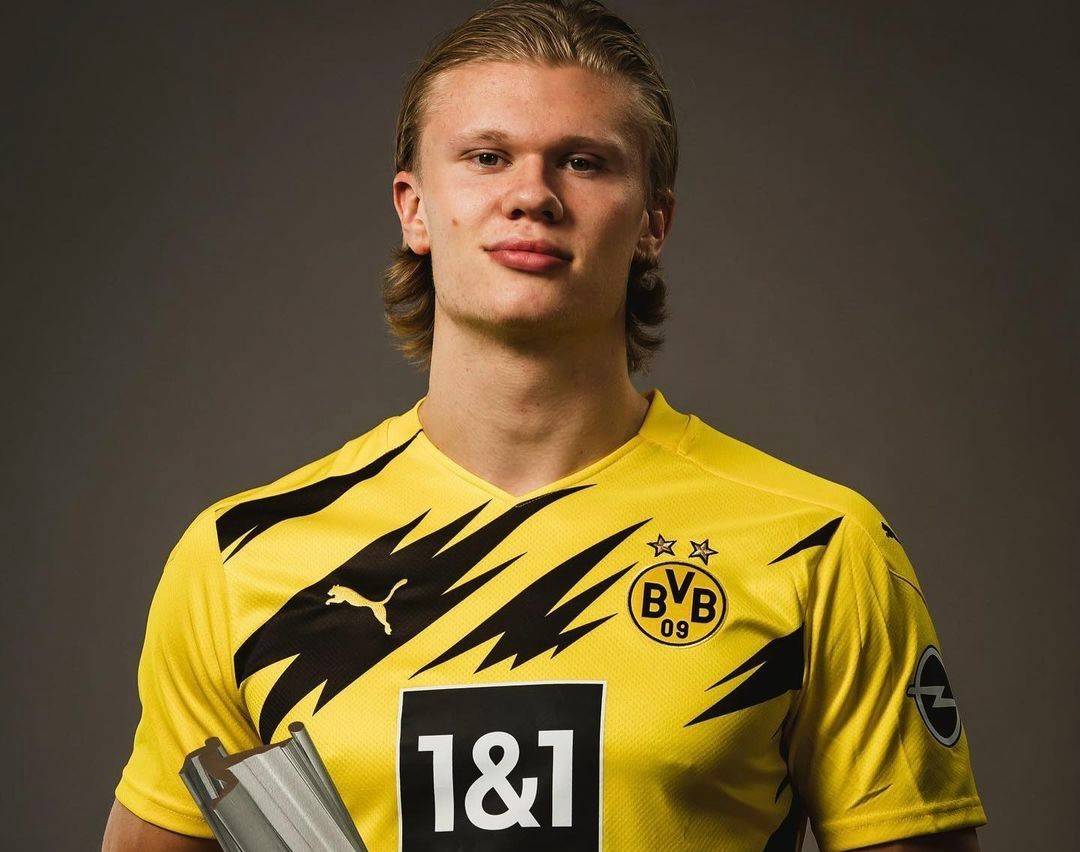 抽象，特朗普晒和C罗踢球的AI生成视频：C罗很聪明也很酷（特朗普晒AI合成与C罗踢球视频：称C罗聪明又酷）