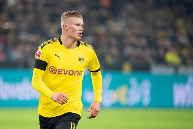 足球国足归化球员表现稳健，获媒体点赞（国足归化球员稳健发挥，获媒体好评）